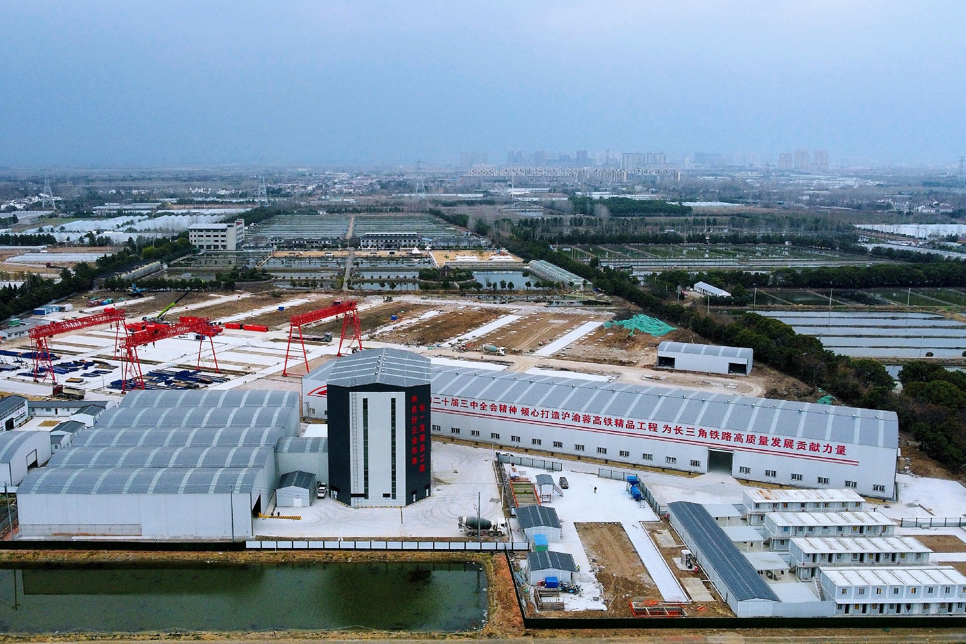 一、3月5日，南京枢纽站前2标永宁制梁场拌合站通过验收，为后续制梁、架梁奠定了坚实基础。.jpg